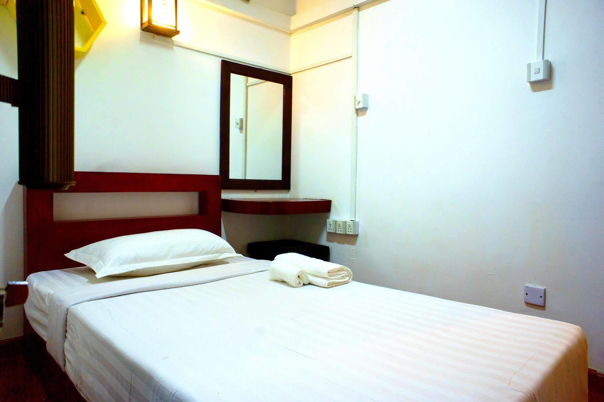 Agga Youth Hotel Yangon Exterior foto